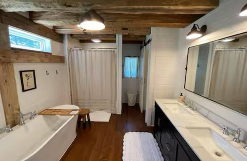 Finly House | Charming White Barn Guesthouse in the country, close to Indianapolis.