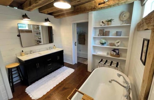 Finly House | Charming White Barn Guesthouse in the country, close to Indianapolis.
