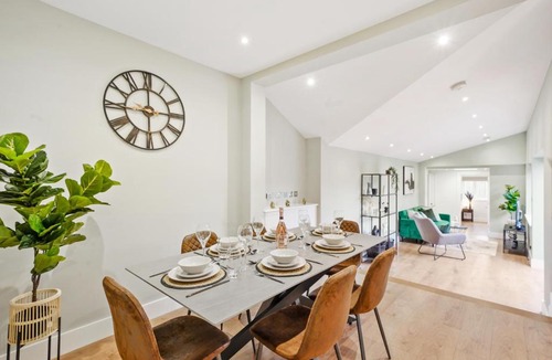 Abbey Apartment | Charming Wimbledon 3-Bed Apt with Outdoor Area