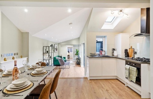 Abbey Apartment | Charming Wimbledon 3-Bed Apt with Outdoor Area