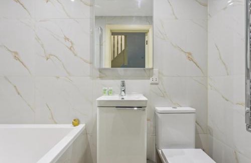 Windsor City Centre House | Charming Windsor Cottage, Castle Views, Garden & Walk Everywhere - By Tempstay