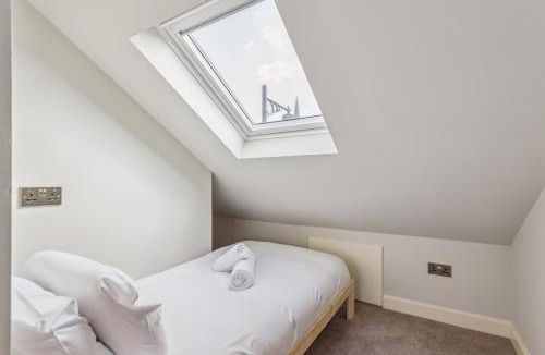 Windsor City Centre House | Charming Windsor Cottage, Castle Views, Garden & Walk Everywhere - By Tempstay