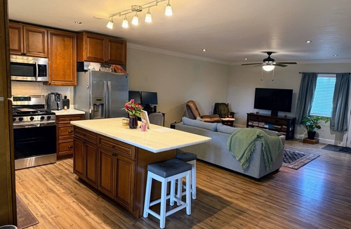 Acampo House | Charming Wine Country Farmhouse - Private Guesthouse in the Vineyards