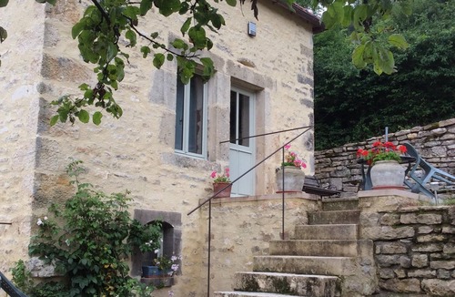 Flavigny-sur-Ozerain Apartment | Charmingly restored 3* cottage in medieval village of Flavigny sur Ozerain