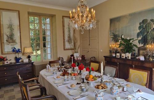 Vierzon House | Charnay Plaisance, piscine, les chambres du chocolatier Daniel Mercier à la campagne - stationnement privé