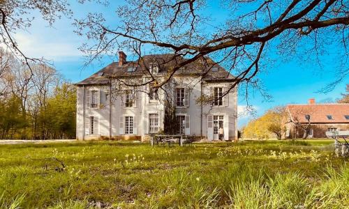 Vierzon House | Charnay Plaisance, piscine, les chambres du chocolatier Daniel Mercier à la campagne - stationnement privé