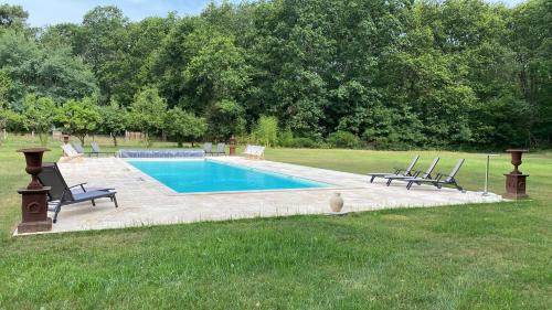 Vierzon Apartment | Charnay Sologne - Calme Charme Clim et Confort Piscine à 5 mn du péage Vierzon centre A71 à la campagne - stationnement privé