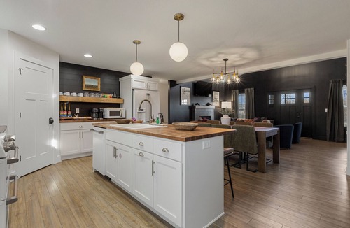 Chaplin House | Charred Oak Reserve-Sleeps 10-Hot Tub, Firepit by Iconiq stays