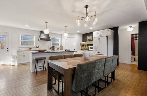 Chaplin House | Charred Oak Reserve-Sleeps 10-Hot Tub, Firepit by Iconiq stays