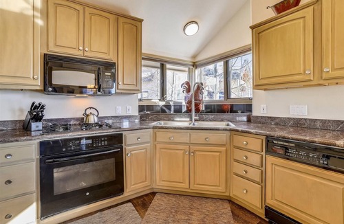Baldy Mountain House | Charter Ridge 10 Spacious 4BR townhome in Breckenridge with ski area views and hot tub!