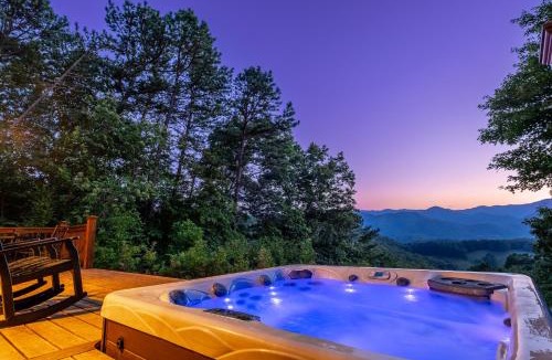 Whittier House | Chasing Sunsets: A Cozy 2-Bedroom Cabin in Smoky Mts with Stunning Mountain Views.