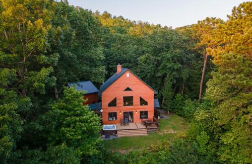 Whittier House | Chasing Sunsets: A Cozy 2-Bedroom Cabin in Smoky Mts with Stunning Mountain Views.