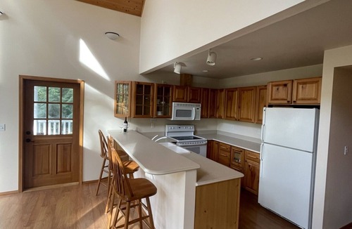 Baring Ski Chalet | Château Baring Riverfront House with hot tub, EV, near Stevens Pass and hiking!