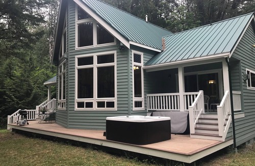 Baring Ski Chalet | Château Baring Riverfront House with hot tub, EV, near Stevens Pass and hiking!