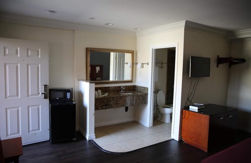 Downey Hotel | Chateau Inn and Suites