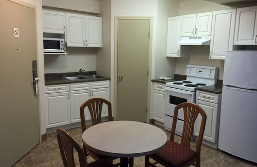 Southwest Edmonton Hotel | Chateau Motel