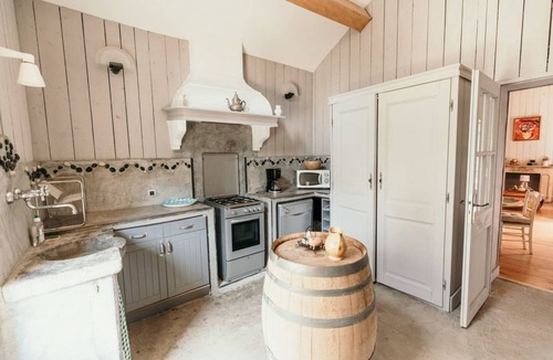 Saint-Thibery Hotel | Chateau Sainte Cecile