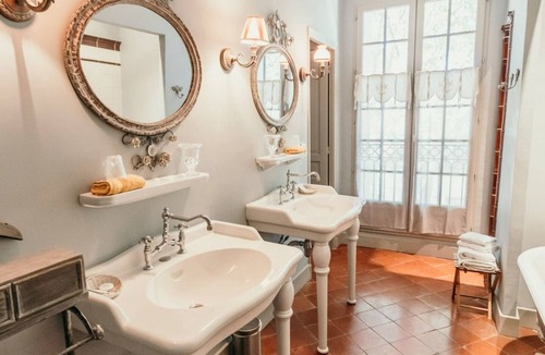 Saint-Thibery Hotel | Chateau Sainte Cecile