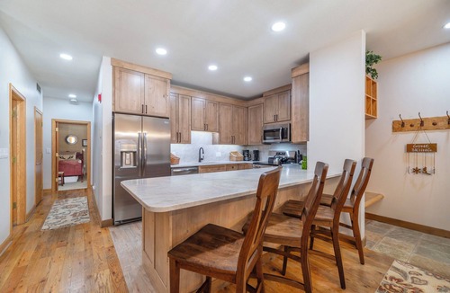 Mountain House Condo | Chateaux D'Mont~ - Closest 2BR to Mountain House lifts - Pvt Hot Tub in unit