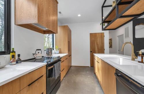 Stuart Heights - Rivermont Villa | Chattanooga Modern Luxury that Sleeps 10 with 2 King Beds