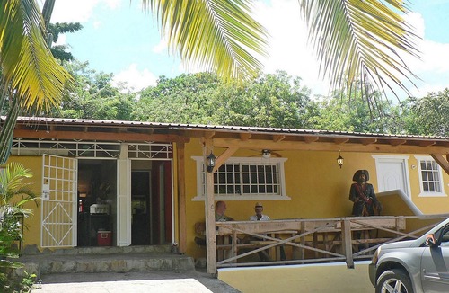 La Mulata Hotel | Cheap guest-friendly room in quiet countryside hotel-restaurant