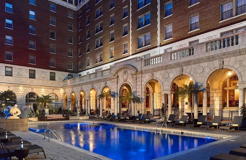 Central West End Apartment | Check Out The Most Iconic Barbershop in The Central West End! W/Parking, Pool!