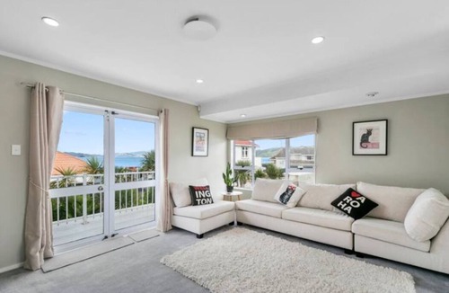 Petone House | Cheer full 2bdm warm home close to the beach