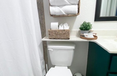 Spring Hill House | Cheerful 1 bedroom guest suite with pool and yard