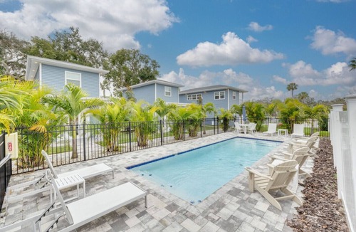 Downtown Dunedin House | Cheerful 1 bedroom tiny house with pool "Sandy"