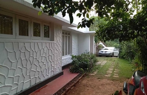 Ella Villa | Cheerful 2 bed room with free parking and staying