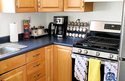Inner Harbour House | Cheerful 2 bedroom downtown house with parking