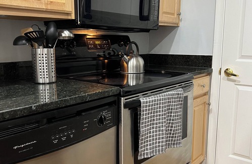 Upper Fells Point House | Cheerful 2-bedroom row house with rooftop deck!