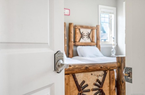 Shaughnessy House | Cheerful 2-bedroom Suite B+C in Vancouver