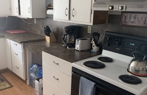 Big River Cottage | Cheerful 3 Bedroom Cottage with Fireplace.