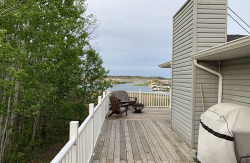 Big River Cottage | Cheerful 3 Bedroom Cottage with Fireplace.