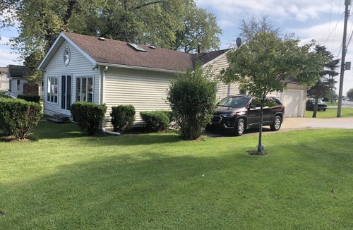 Algonac Cottage | Cheerful 3 bedroom cottage with River access.