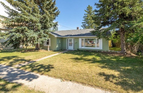 Custer House | Cheerful 3 bedroom bungalow in downtown Custer!