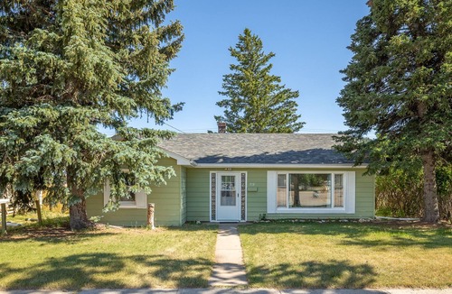 Custer House | Cheerful 3 bedroom bungalow in downtown Custer!
