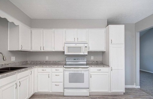 Millard House | Cheerful 3 Bedroom House, 2 Bathrooms, 5 minutes from the interstate