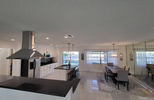 Sarasota House | Cheerful 3 bedroom,resurfaced pool home. 15 minutes from Siesta Beach. Remodeled