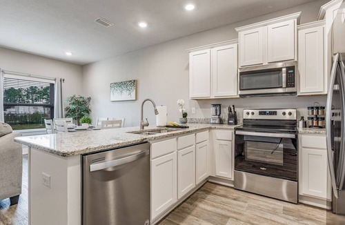 Pine Forest House | Cheerful 3-bedroom Townhouse - Centrally Located