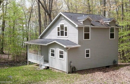 Evart Cottage | Cheerful 3-brd, 2 full bth cottage with DNR launch lake access on Chippewa Lake
