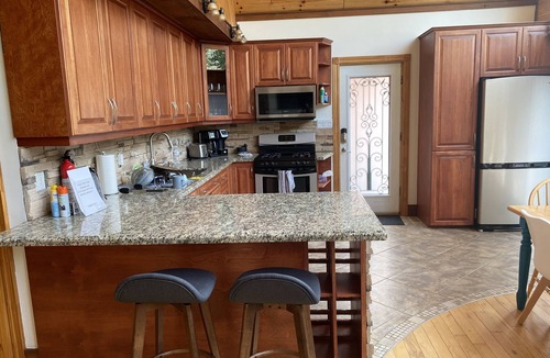 Lafontaine Cottage | Cheerful 4 bedroom cottage retreat, close to beach