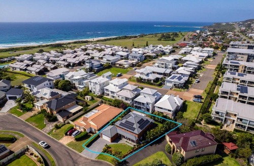 Caves Beach House | Cheerful 4-bedroom family retreat in Caves Beach