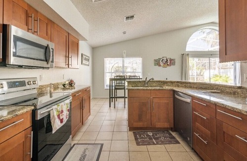 Lindfields House | Cheerful 4 bedroom minutes from disney with pool.