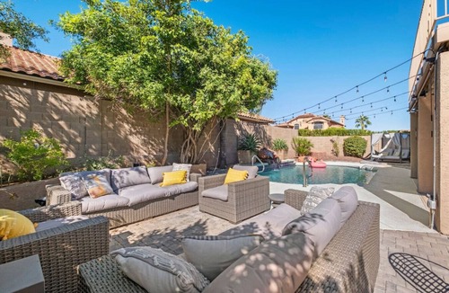 Paradise Valley Village House | Cheerful 5 bedroom with Pool heated