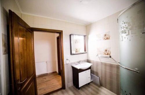 Piatra Fantanele House | Cheerful 6-bedroom villa with indoor fireplace - price for entire property