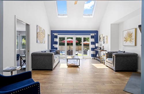 Hampton Bays House | Cheerful 6-bedroom residential home with pool and jacuzzi. Short walk to the bay