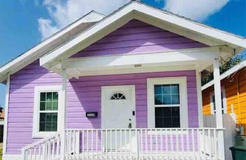 Galveston Cottage | Cheerful & Bright 2 Bdrm Cottage- 4 min. to Cruise Ports & half mile from beach