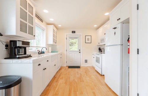 Pacific Beach Cottage | Cheerful coastal cottage w/hot tub - 2 min walk from the beach!